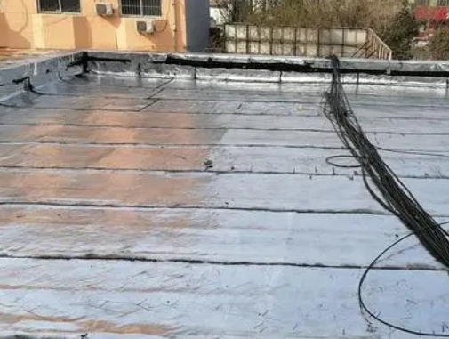溧水卫生间漏水维修公司分享下溧水屋面楼顶防水刚性防水层施工要点。